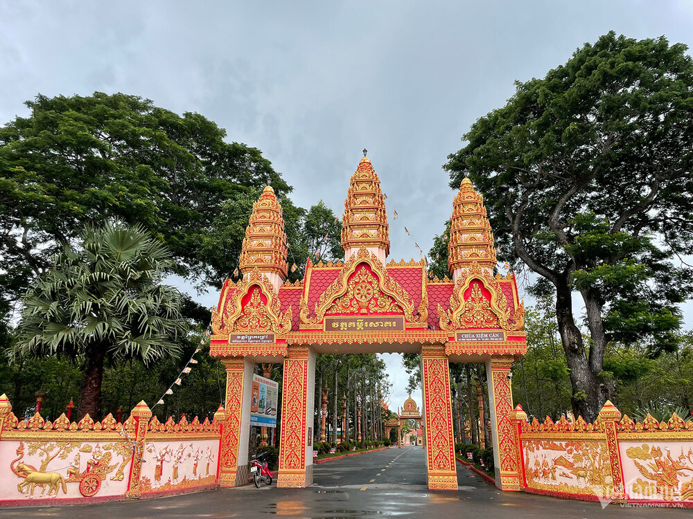 Cổng vào chùa Xiêm Cán được thiết kế cổng tam quan với những họa tiết, hoa văn mang đậm phong cách của văn hoá truyền thống Khmer. Ảnh: T.T