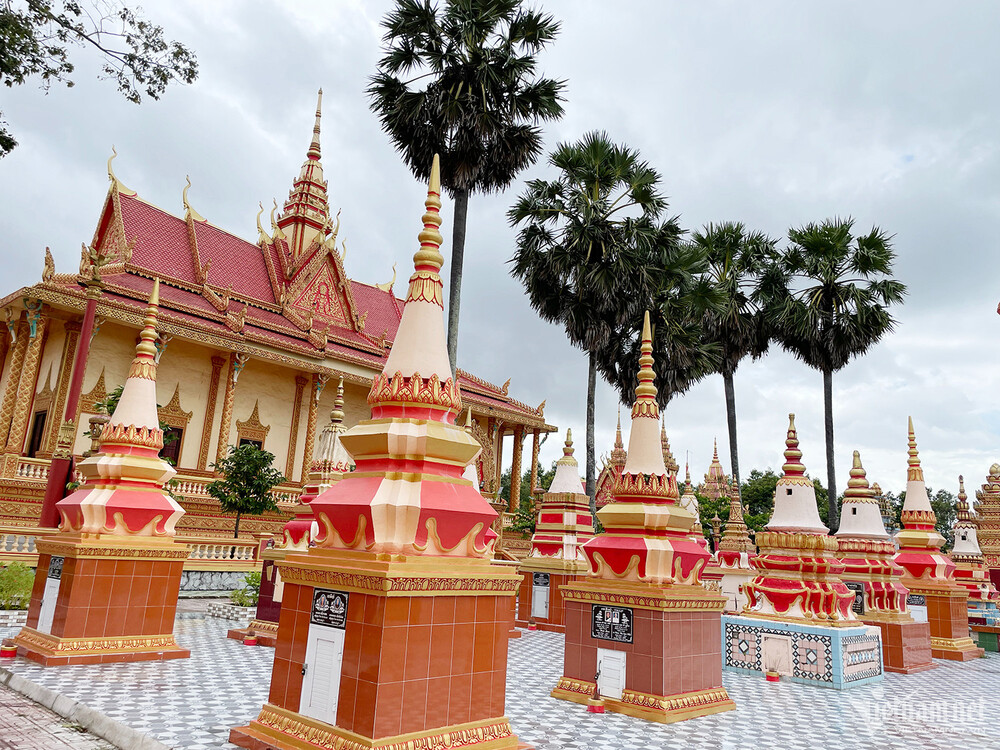 Với bà con Khmer, chùa là nơi sinh hoạt văn hóa cộng đồng. Ảnh: T.T