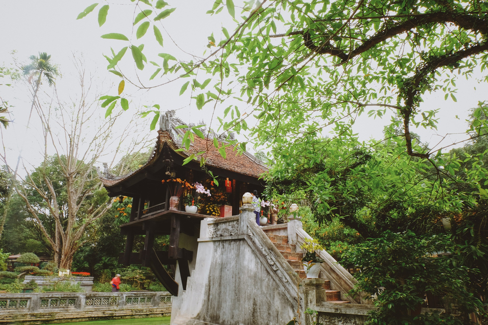 Mái chùa được lợp bằng ngói vảy rồng đã bị phủ lớp rêu phong của thời gian. Sự kỳ công và điêu luyện khi lợp ngói khít nhau, không hở kẽ và giữ được kết cấu chắc chắn qua bao năm tháng. Các mối mộng của bốn cạnh mái chùa được ghép rất khéo léo thể hiện được sự tinh xảo của kiến trúc ngôi chùa.