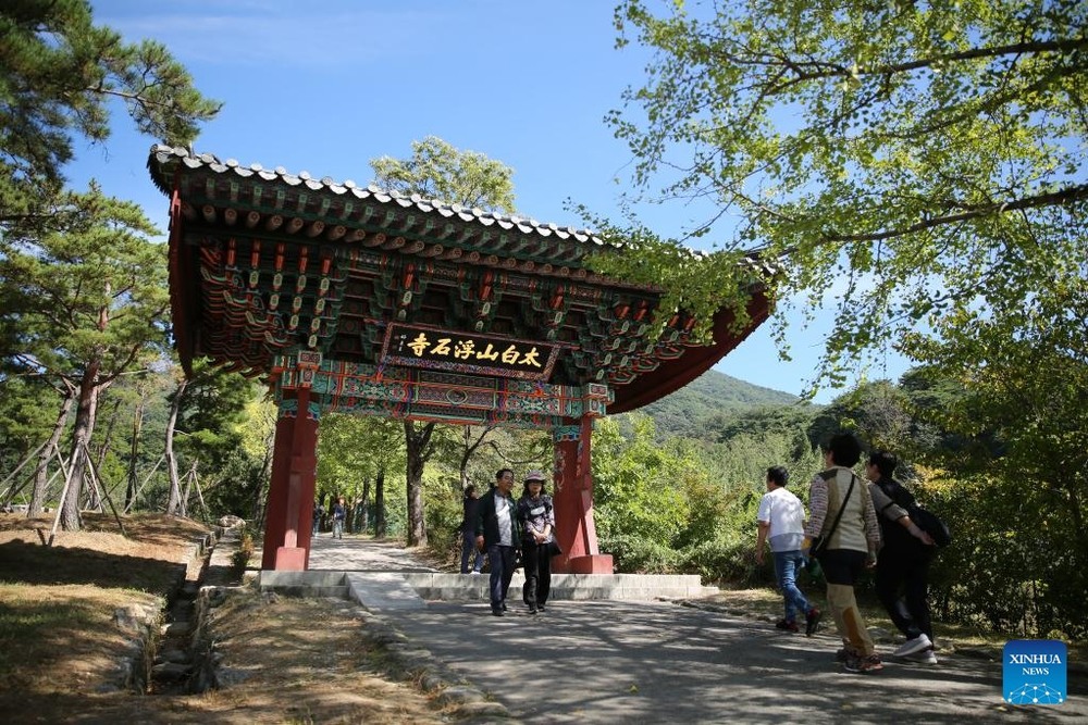 Chùa Buseok-sa thu hút đông đảo du khách ghé thăm, vãn cảnh. Ảnh: Xinhua
