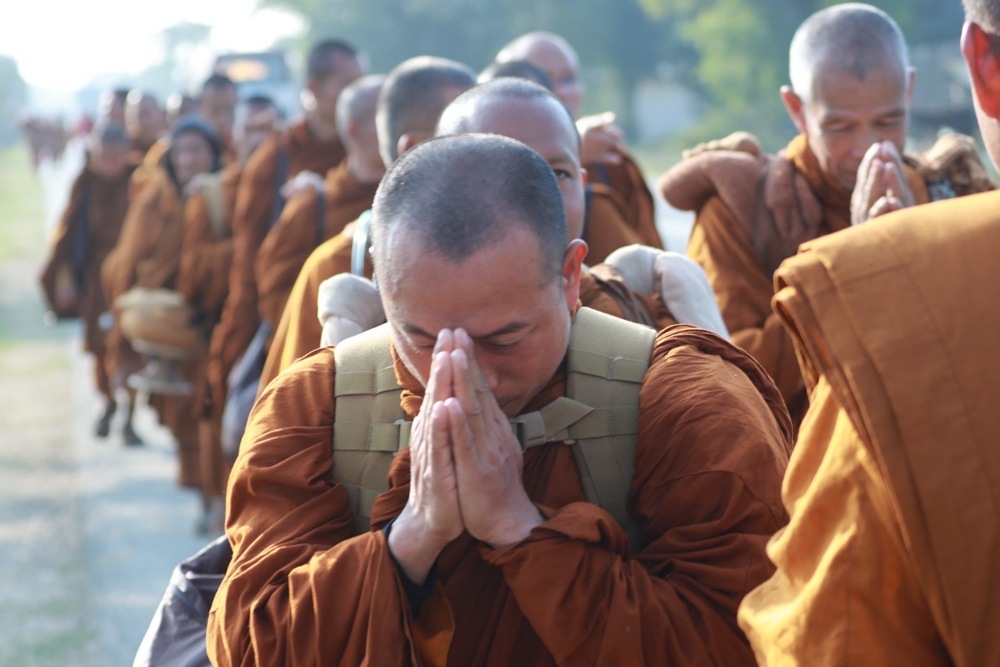 Hàng Phật tử có vai trò quan trọng, là đối tượng chính yếu để chư Tăng quan tâm chăm sóc, trưởng dưỡng, dìu dắt tu học và thể hiện lòng biết ơn.