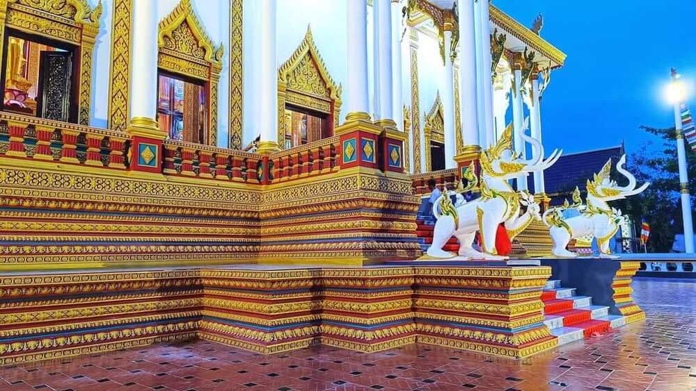 Chùa xây theo lối kiến trúc Phật giáo Nam tông Khmer, với chiều dài 24 m, rộng 12 m, cao 19,5 m