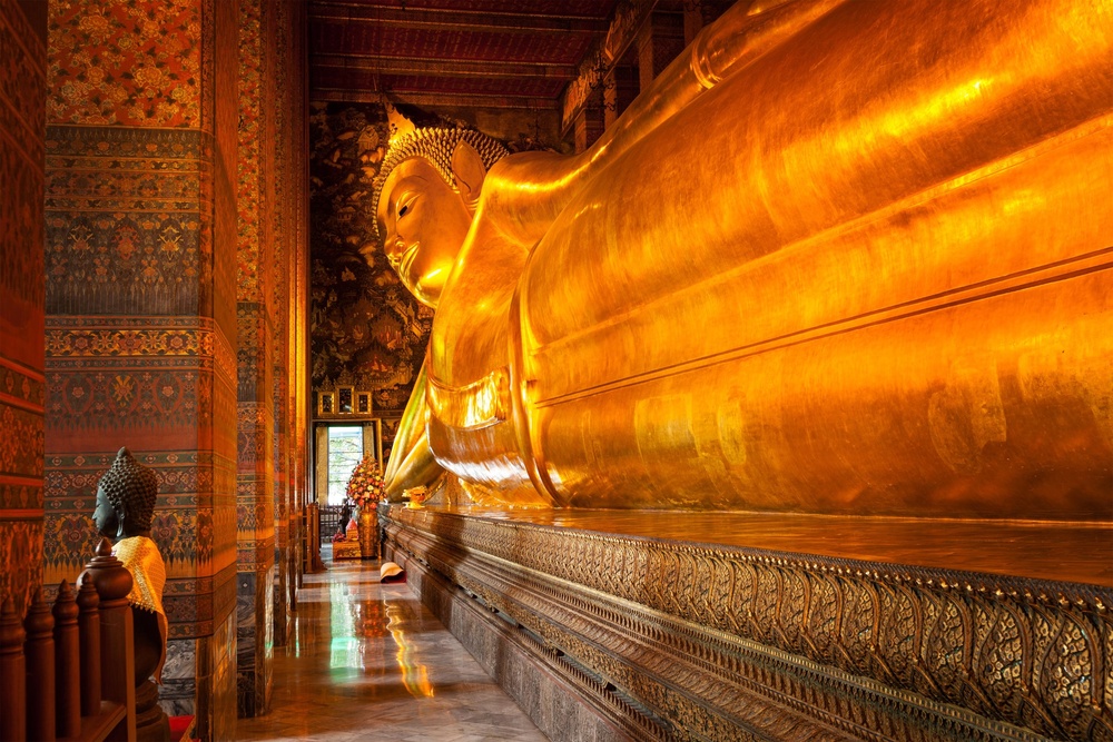 Pho tượng Đại Phật Niết-bàn có chiều dài đến 46m, chiều cao 15m, được đúc bằng thạch cao