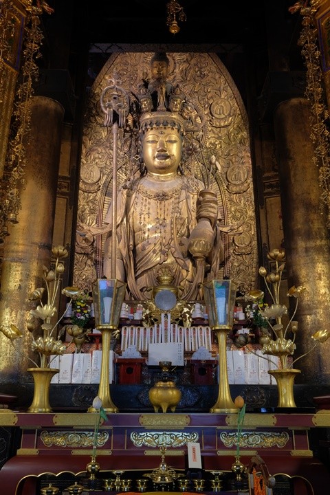 Tôn tượng Phật trong chính điện