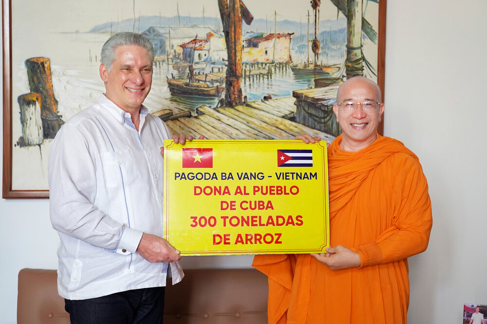  Đại đức Thích Trúc Thái Minh, Phó Trưởng ban Phật giáo Quốc tế Trung ương, Phó Trưởng ban Thông tin- Truyền thông Trung ương Giáo hội Phật giáo Việt Nam ủng hộ nhân dân Cuba 300 tấn gạo.