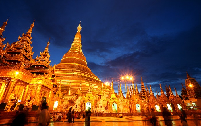 Chùa Botataung lung linh huyền ảo vào ban đêm