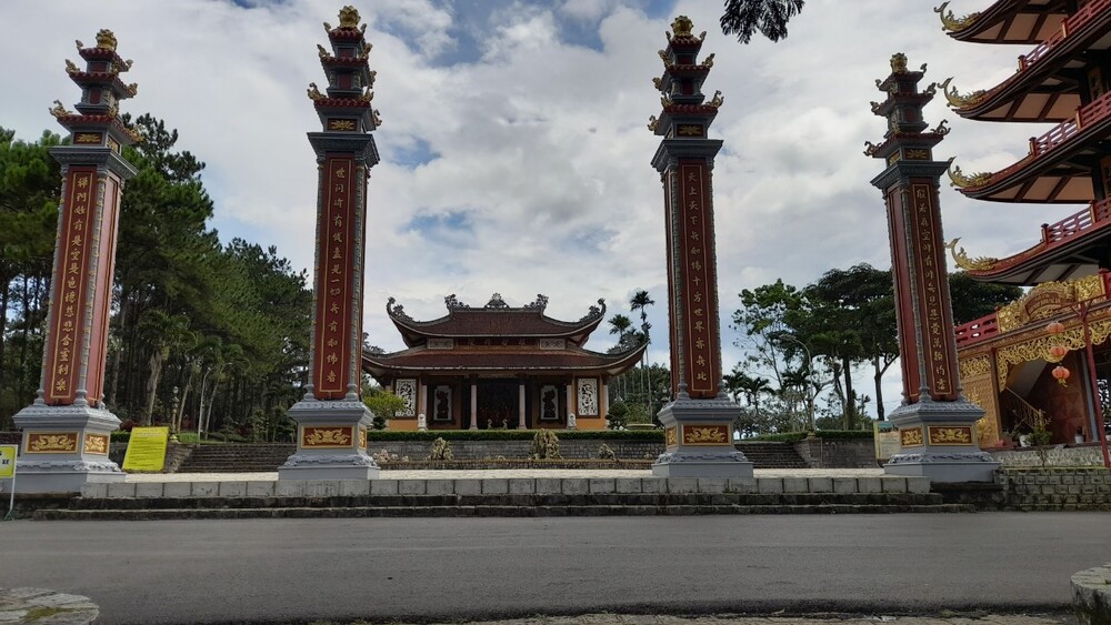 Tu viện Bát Nhã Bảo Lộc nằm cách trung tâm thành phố khoảng 17km. Cung đường di chuyển đến tu viện khá dễ. Nếu xuất phát từ thành phố Bảo Lộc bạn có thể đi theo hướng thác Đambri khoảng 17km. Sau đó nhìn về phía trái là thấy ngay tu viện.