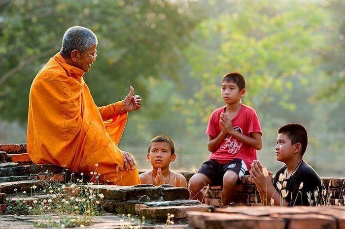 Người hiền trí là người có đầy đủ trí tuệ để nhận biết đúng sai, phải quấy, biết kiểm soát hành vi nơi thân khẩu ý của mình. Họ là người luôn tránh xa điều ác, siêng làm việc thiện, biết dùng chánh kiến để bảo vệ cái thiện, chống lại cái sai, cái ác…