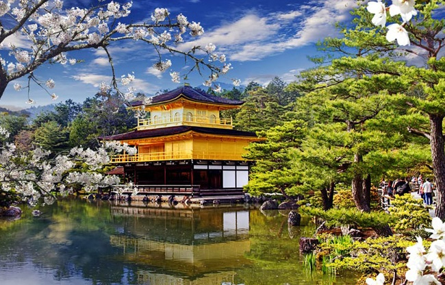 Phía sau chùa có 1 bờ ao, hàng ngày ngôi chùa in đậm bóng xuống ao Kyoko-chi tạo cảm giác yên tĩnh và thanh bình