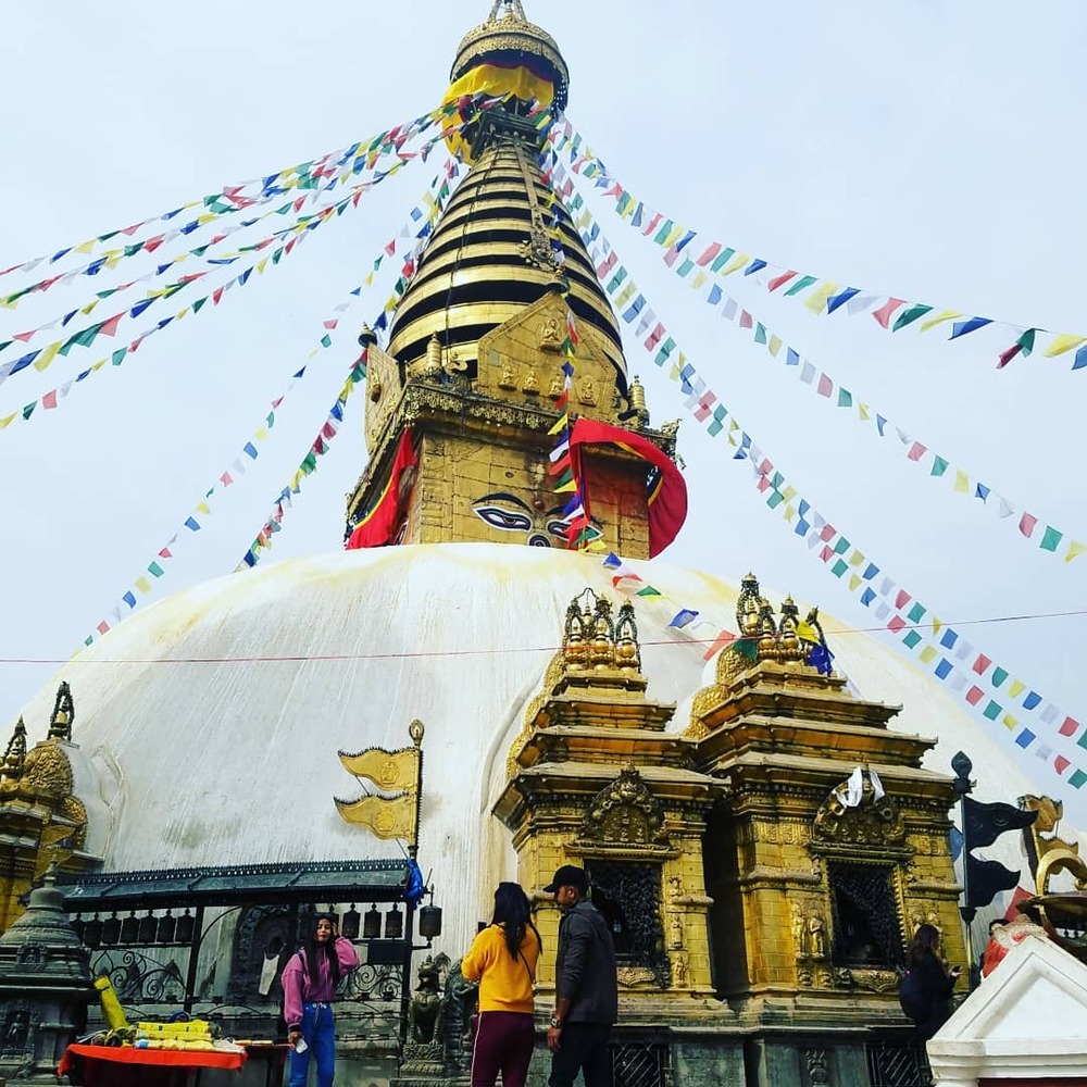 Swayambhunath là một bảo tháp Phật giáo cổ xưa, tọa lạc trên một ngọn đồi có góc nhìn xuống thành phố Kathmandu