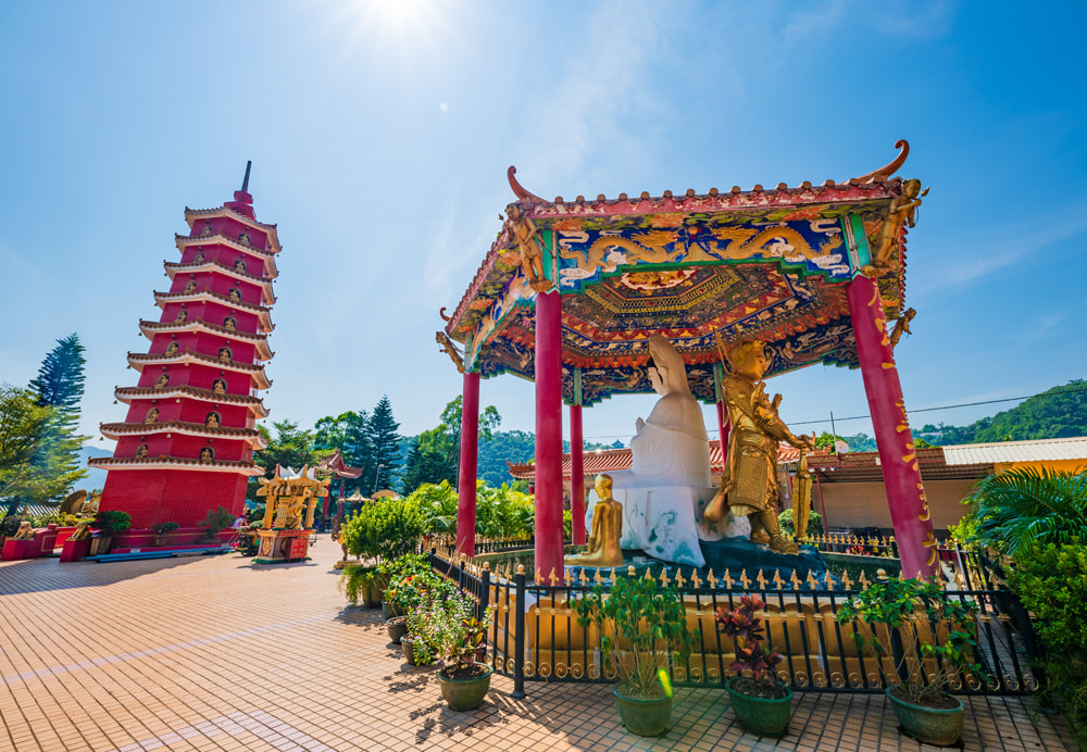 Sân vườn tu viện có một gian thờ Phật Quan Âm và các tượng phật La-hán