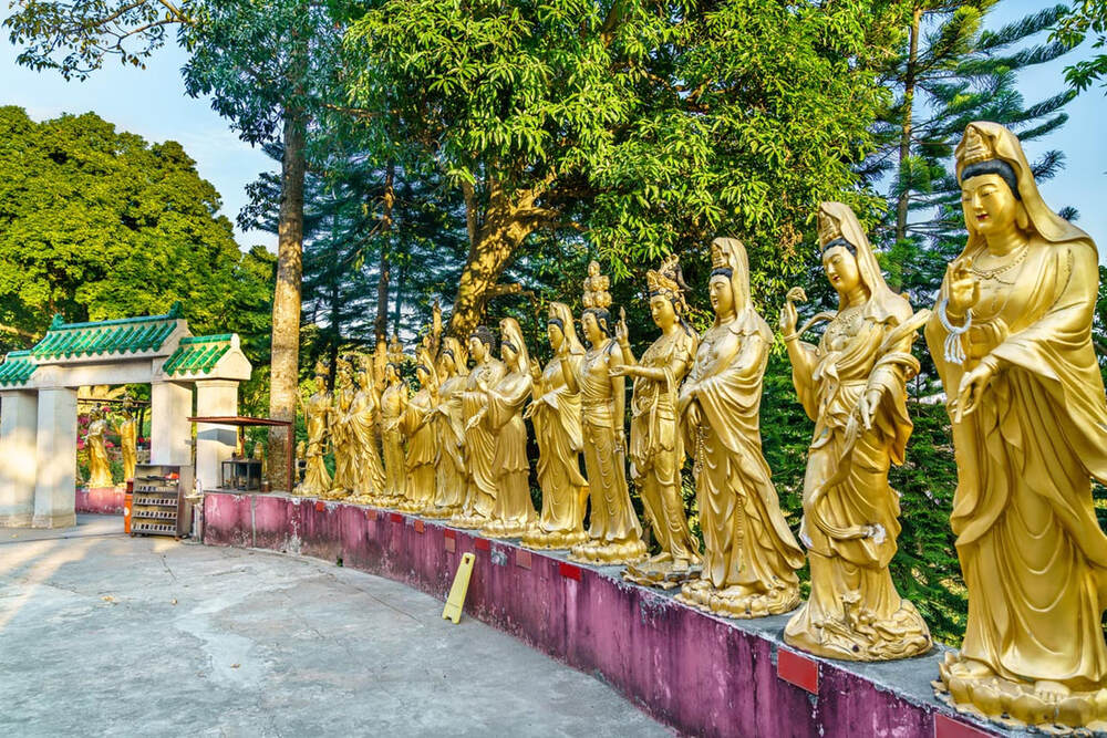 Tu viện được xây dựng với 5 đền, 4 điện và 1 chùa với số lượng tượng Phật lên đến 12.800