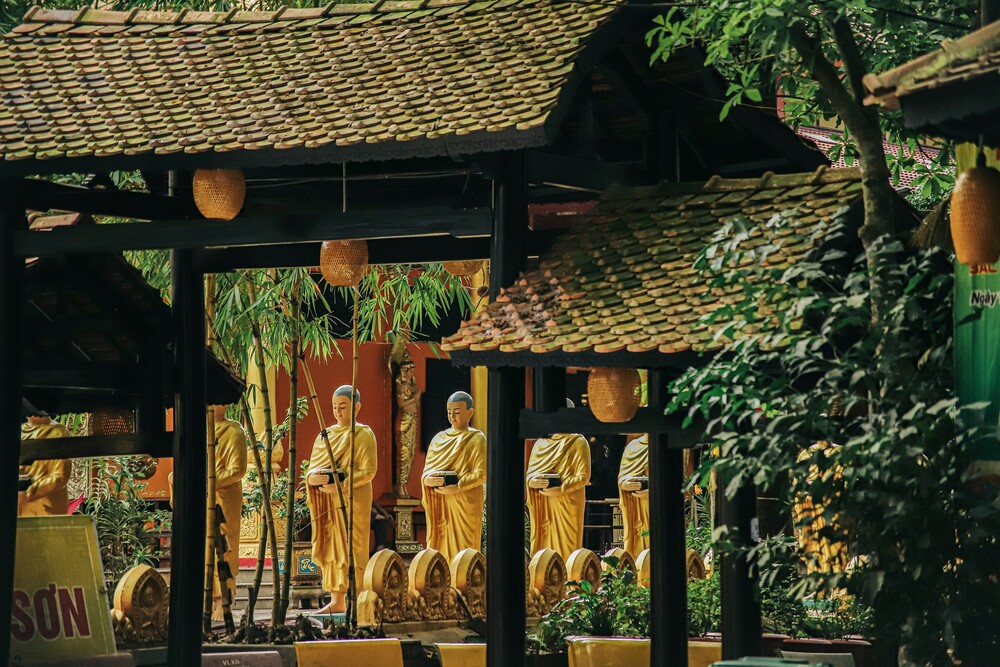 Trong khuôn viên thiền viện có khá nhiều tượng Phật và Thánh tăng