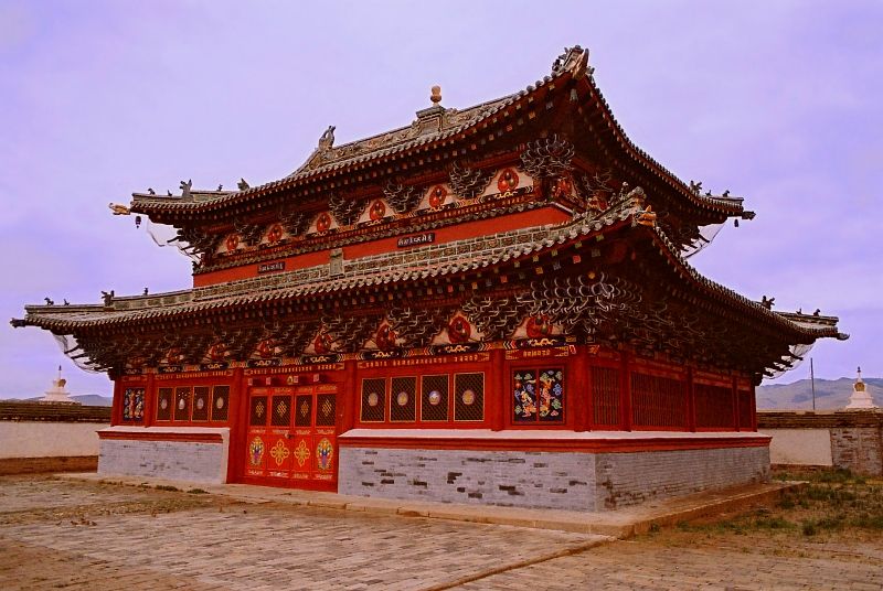 Chùa Laviran ở ngoài tường thành tu viện Erdene Zuu