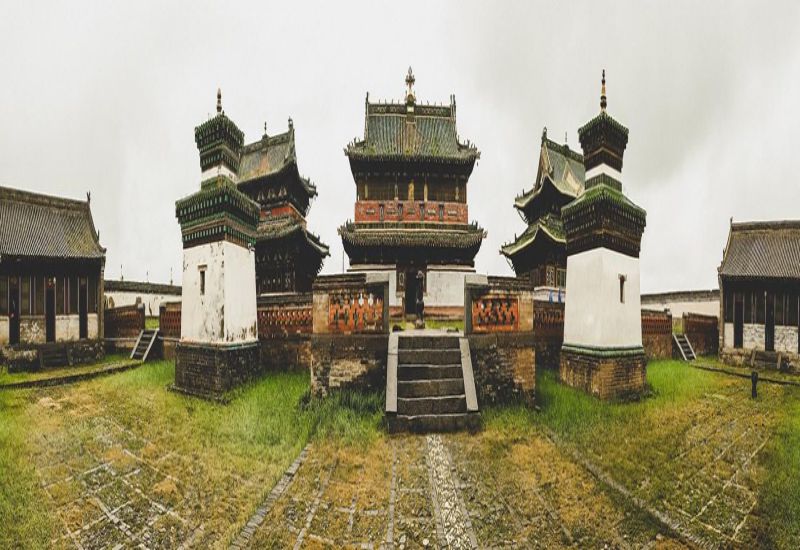 Tu viện này bao gồm ba ngôi chùa mang kiến trúc Trung Hoa, được xây dựng bằng gạch và đá
