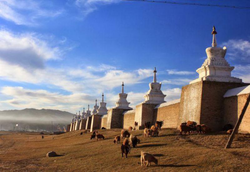 Điều làm du khách thích thú và chú ý tới tu viện Erdene Zuu chính là bức tường thành dài 400m