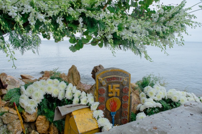 Tấm bia di tích tại Mũi Nai, ghi dấu nơi Tổ sư Minh Đăng Quang đắc đạo
