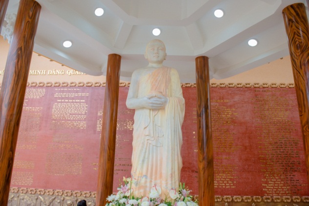 Tôn tượng Tổ sư Minh Đăng Quang tại di tích đắc đạo của ngài