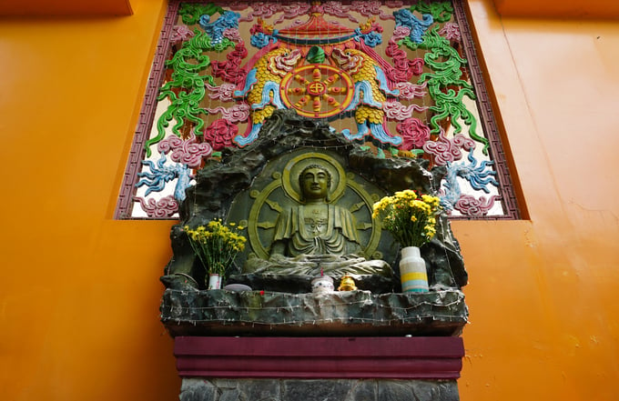 Trong chùa có rất nhiều tượng Phật đủ kích thước, được chế tác tinh xảo theo cả Tịnh độ và Mật Tông.