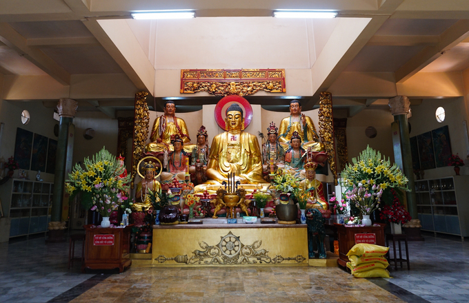 Ở giữa chánh điện thờ tượng Phật Thích Ca ngồi thiền có chiều cao 2,3 m. Xung quanh có chư Phật và Bồ tát ở các vị trí khác nhau.