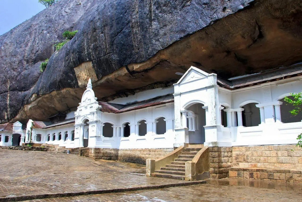 Ngôi danh lam cổ tự Dambulla hang động huyền bí (දඹුලු ලෙන් විහාරය) còn có tên gọi là chùa Vàng, được UNESCO công nhận là di sản văn hóa thế giới năm 1991, tọa lạc tại trung tâm của đất nước Sri Lanka. Ảnh: Sri Lanka Insta Tours.
