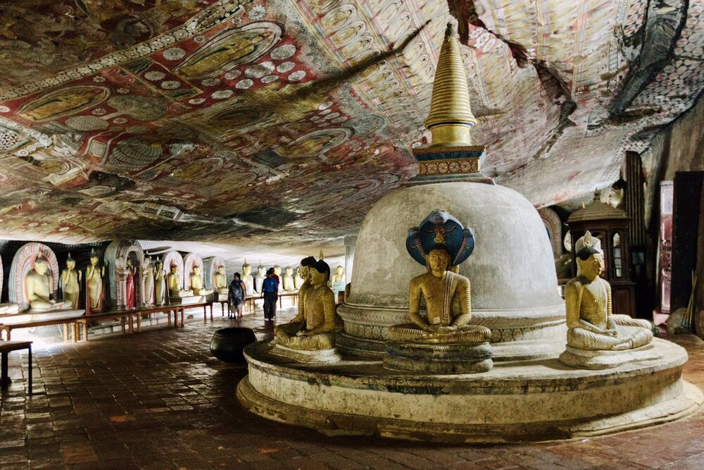 Bên trong hang động chứa nhiều tượng và tranh cổ, phản ánh lịch sử tôn giáo của cộng đồng dân cư khu vực qua nhiều thế kỷ. Ảnh: Aksgar.me.