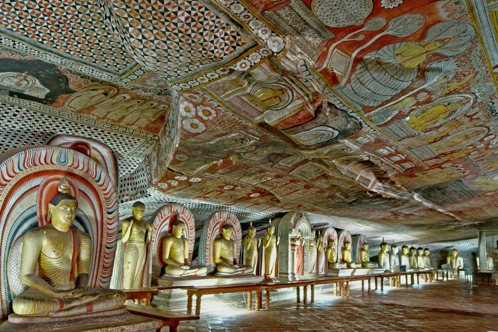 Trần hang được sơn bằng những hoa văn phức tạp, trong đó chứa đựng những ẩn dụ tôn giáo. Có thể tìm thấy ở đây những hình ảnh của Đức Phật và Bồ tát, cũng như các vị thần và nữ thần khác. Ảnh: Reddit.