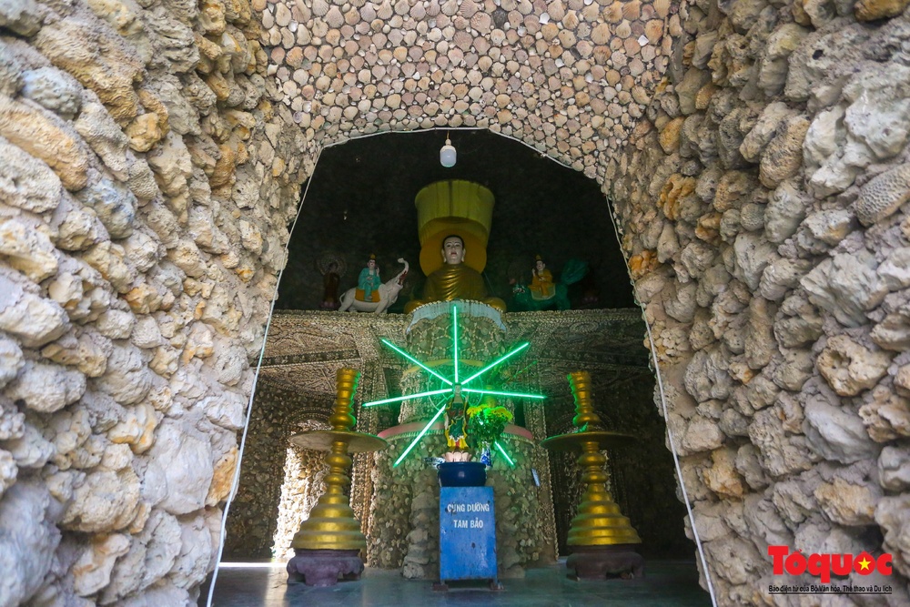 Trải qua hàng chục năm, chùa Ốc uy nghiêm, thanh bình vẫn giữ được nét độc đáo của mình với kiến trúc có 1-0-2 tại Việt Nam.