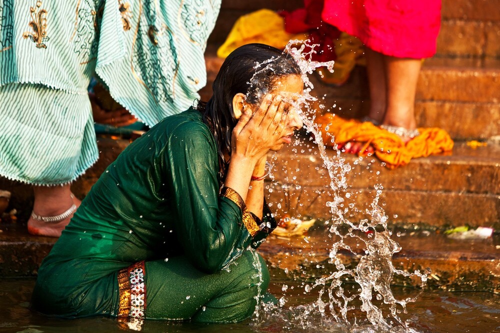 Người Ấn tin rằng dùng nước sông Hằng tắm rửa có thể gột sạch tội lỗi, một hình thức để sám hối