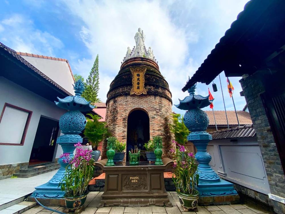 Ngôi chánh điện kiểu “lò gạch” khiến chùa Phật Đà trở thành một công trình kiến trúc độc đáo, được du khách gần xa biết tới. Ảnh: Trúc Nhã.
