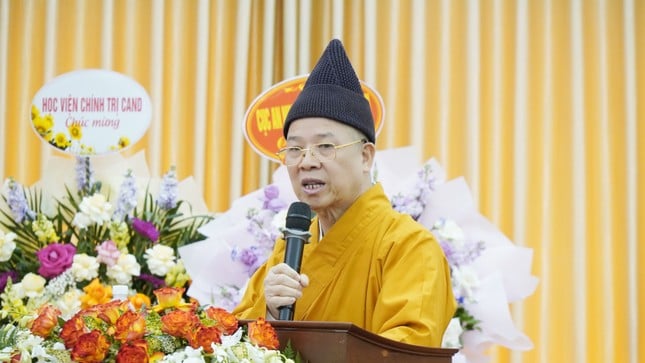 Hòa thượng Thích Thanh Quyết, Phó Chủ tịch Hội đồng Trị sự GHPGVN, Viện trưởng Học viện Phật giáo VN tại Hà Nội phát biểu khai mạc hội thảo
