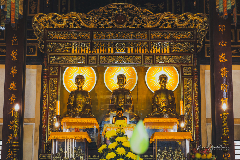 Khám thờ Tam Thế Phật tại chánh điện chùa Thánh Duyên