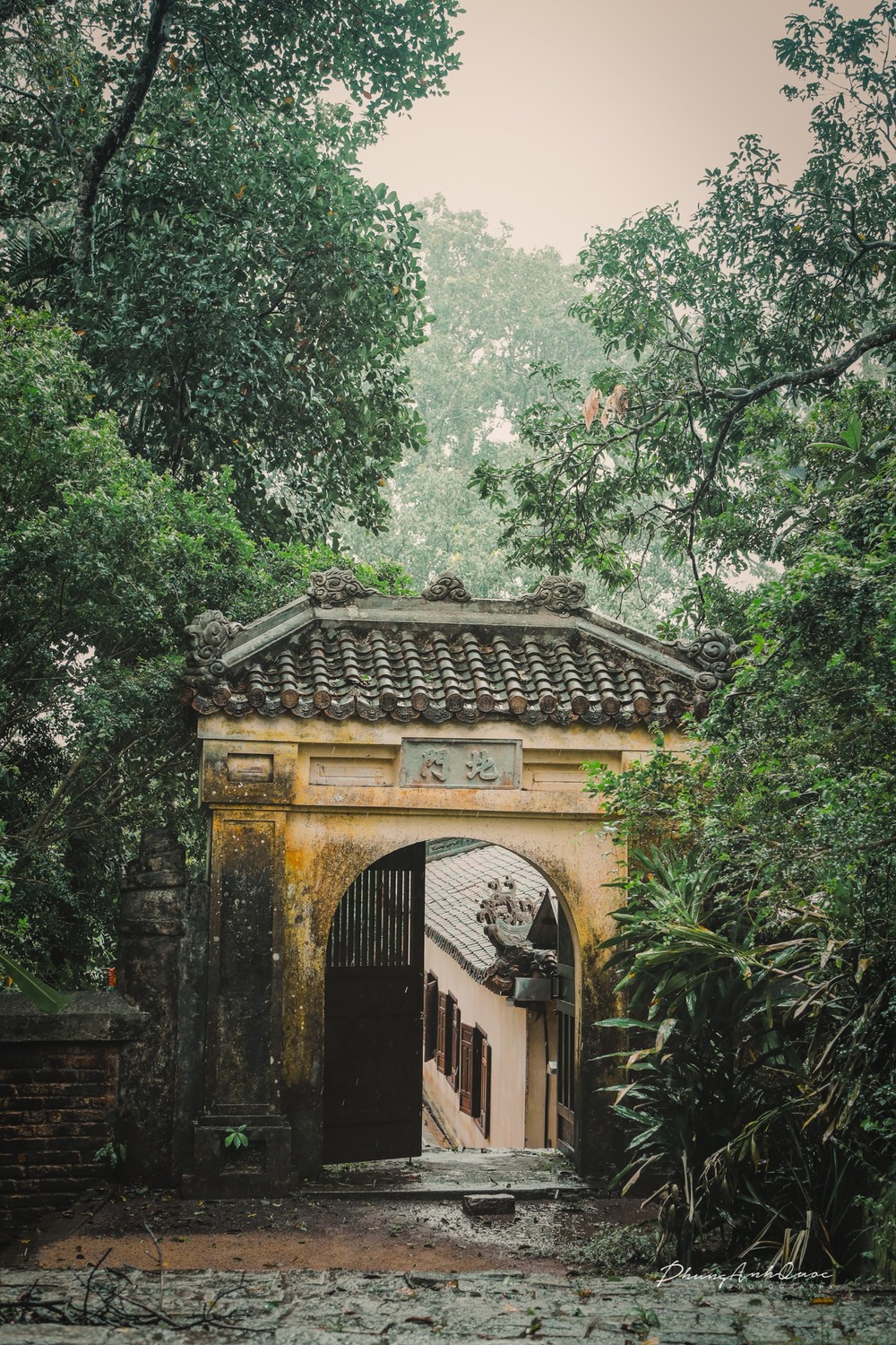 Bắc Môn. Này là chiếc cổng nhỏ nằm phía sau chùa, mở ra con đường lên gác Đại Từ, tháp Điều Ngự và đình Tiến Sảng