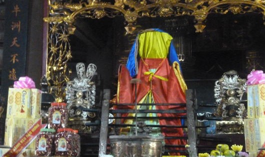 Chiếc ngai được thờ trang trọng trong gian nhà Thánh tại chùa Keo