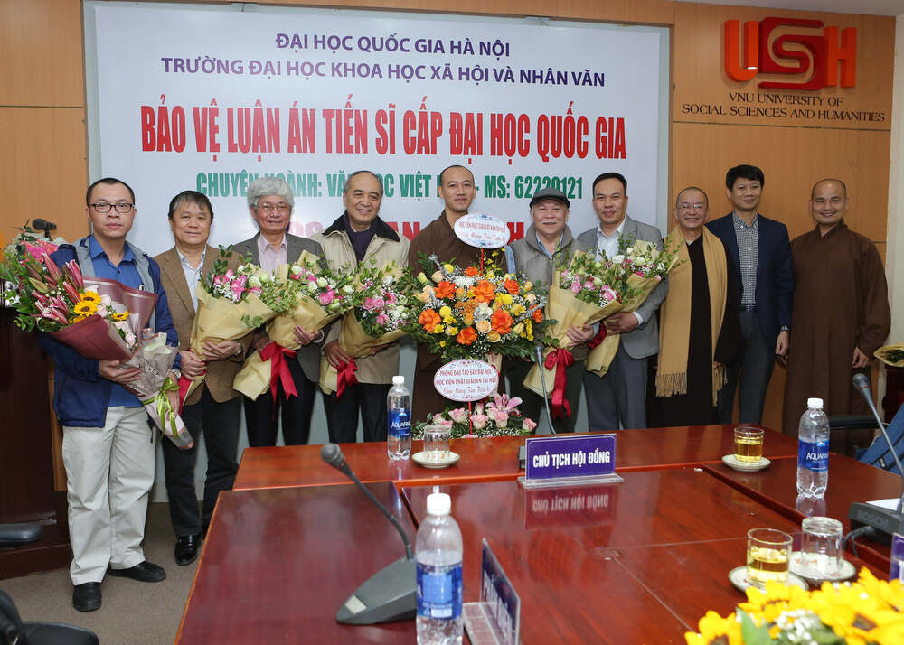 Tác giả Phan Thạnh (thứ 5 từ trái qua) bảo vệ thành công luận án tiến sĩ chuyên ngành Văn học Việt Nam tại Trường ĐH KHXH&NV - ĐHQG Hà Nội