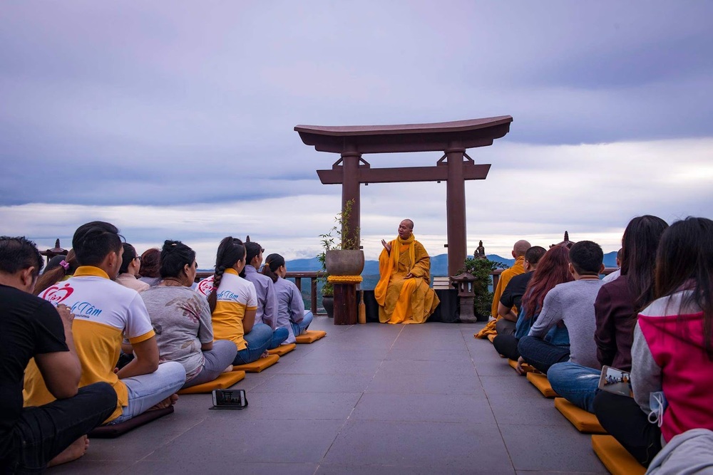 Thượng tọa Thích Minh Thành, trụ trì chùa Linh Quy Pháp Ấn chia sẻ pháp thoại với Phật tử, du khách