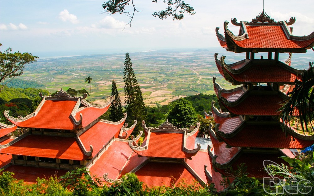 Tổng thể kiến trúc chùa gồm Tam Quan, điện thờ, tượng Phật, tháp mộ, hang Tổ… ẩn mình dưới rừng cây cổ thụ xanh tươi bốn mùa. Ảnh: TITC