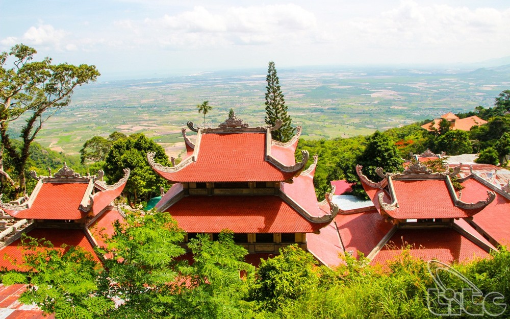 Chùa Núi Tà Cú cùng với những cánh rừng trong khu Bảo tồn thiên nhiên đã được Nhà nước xếp hạng thắng cảnh cấp quốc gia năm 1993. Ảnh: TITC