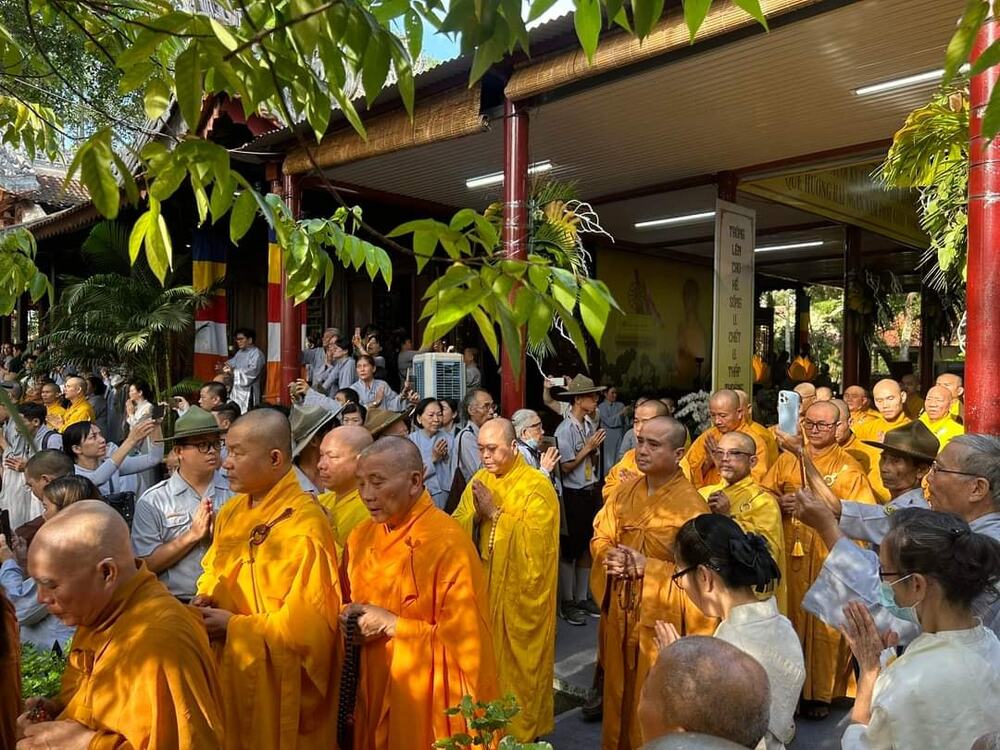 Hàng ngàn Tăng Ni, Phật tử về dự lễ, kính tiễn vị Thầy đến nơi trà-tỳ