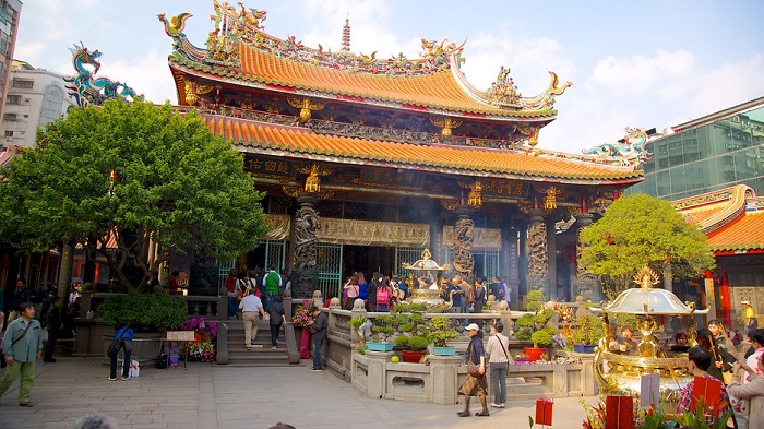 Chùa Long Sơn là một trong những điểm tham quan nổi tiếng ở Đài Bắc