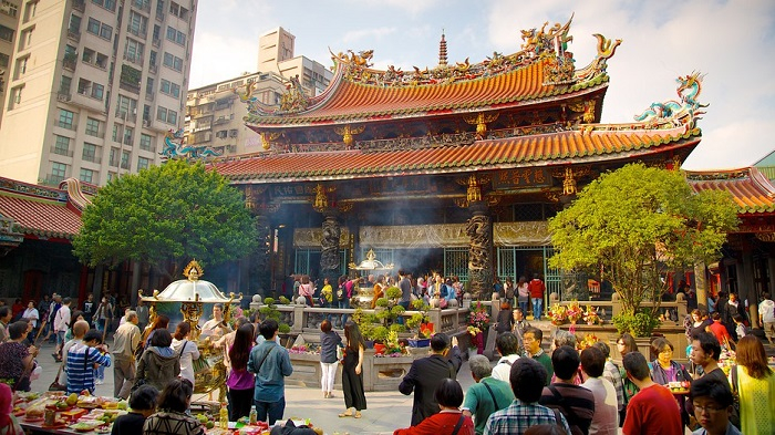 Đêm và ngày ở chùa Long Sơn (Đài Loan)