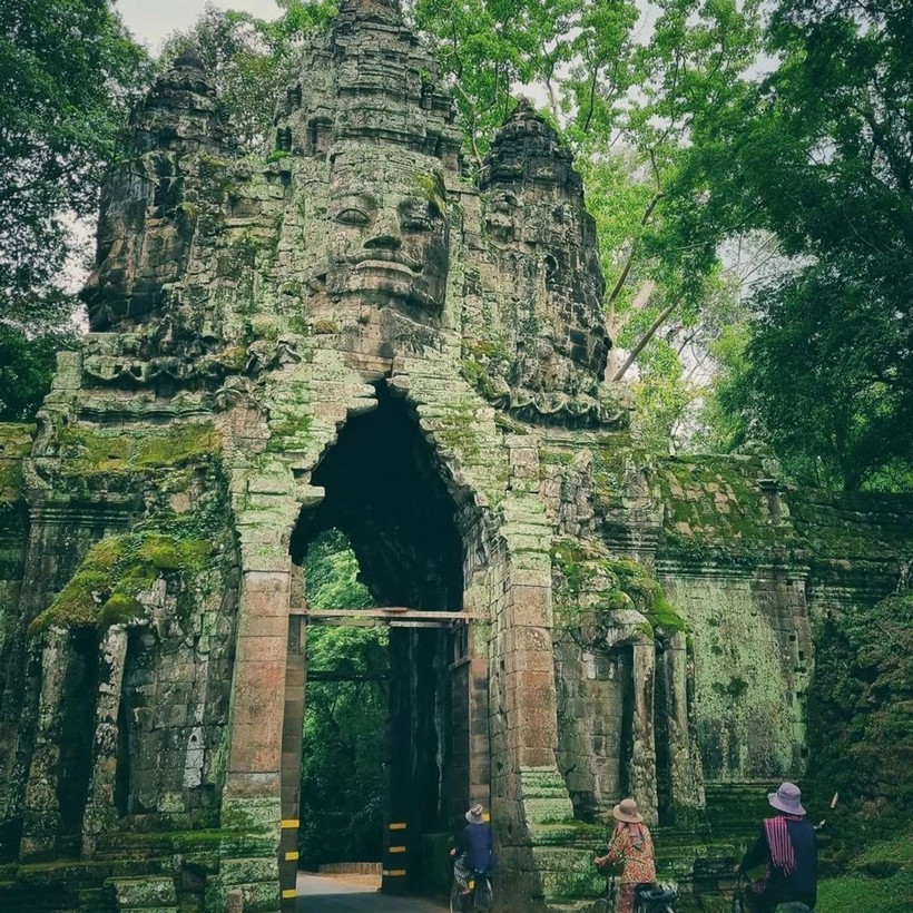 Những đền đài Angkor Thom cổ kính bị bao phủ bởi lớp rêu phong