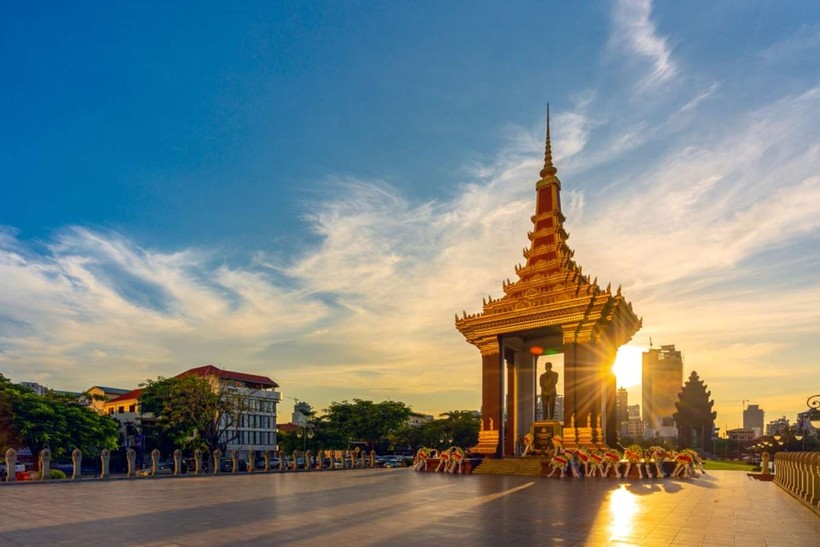 Tượng Vua Cha uy nghi giữa trung tâm thủ đô Phnom Penh