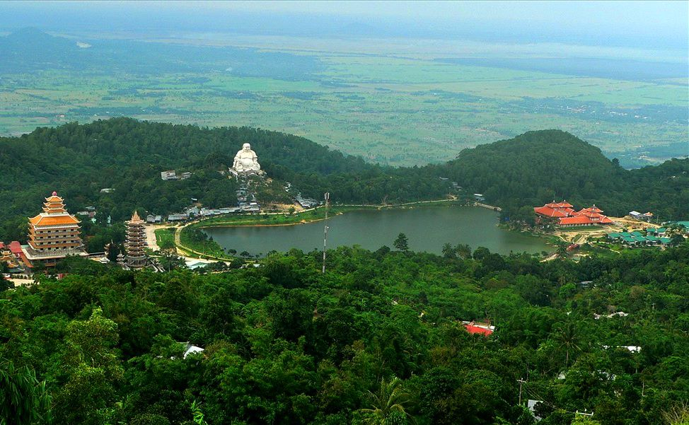 Tượng Phật Di Lặc trên Núi Cấm nhìn từ vồ Bồ Hong ở thị xã Tịnh Biên, An Giang. Ảnh: Lục Tùng