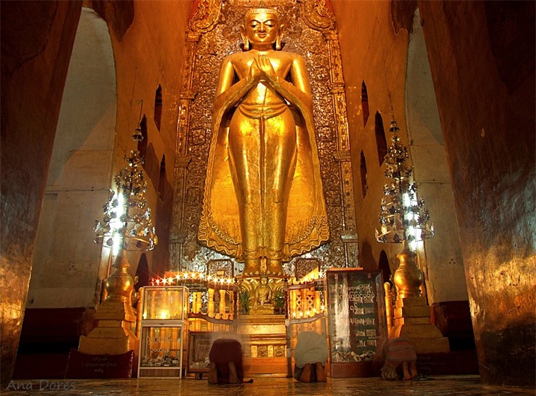 Bức tượng Phật ở phía Bắc và phía Nam là hai bức tượng còn nguyên bản. Hai bức tượng còn lại bị hư hại và được khôi phục sau đó. Ảnh: trekearth.