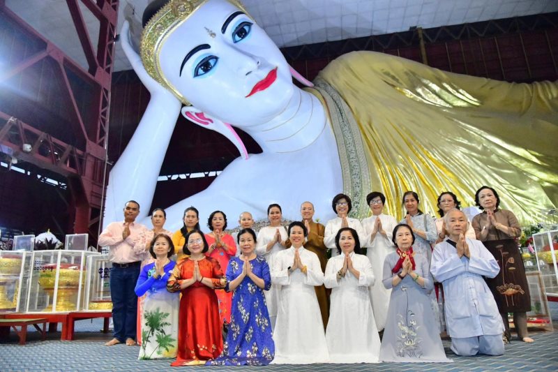 Phật tử Việt Nam hành hương Myanmar đã đến viếng chùa Chaukhtatgyi