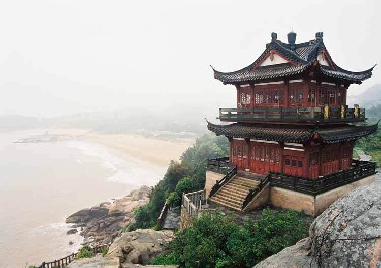 Phổ Ðà Sơn với lớn nhỏ hơn ba trăm ngôi chùa, mười hai tháp Phật với kiến trúc đặc biệt