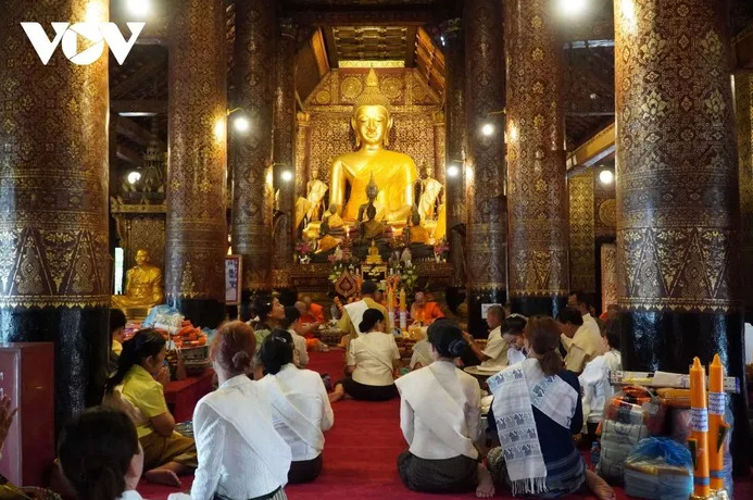 Giữa chính điện đặt tượng Phật Thích Ca, xung quanh là những tượng Phật nhỏ với nhiều tư thế khác nhau.