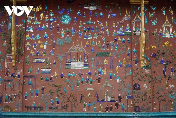 Bức tường được khảm kính màu miêu tả đời sống hàng ngày của người dân Lào từ thế kỷ 16.
