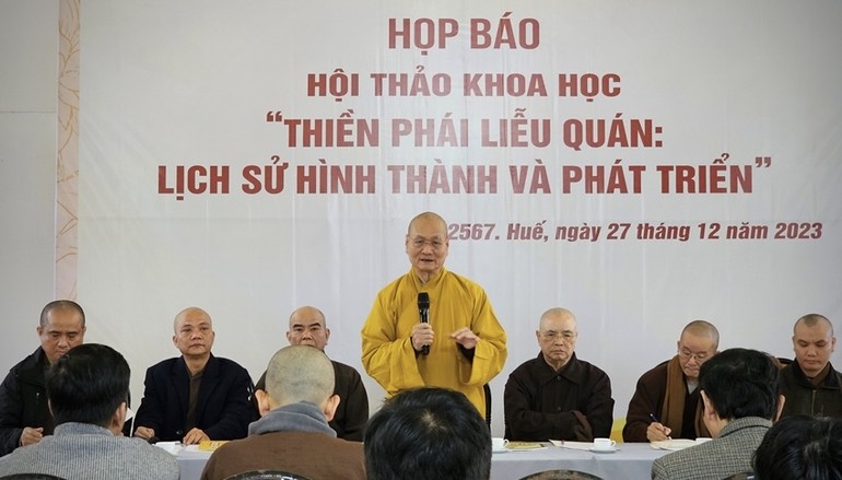 Hòa thượng Thích Hải Ấn thông tin hội thảo đến báo chí trong họp báo ngày 27/12 - Ảnh: Quảng Điền